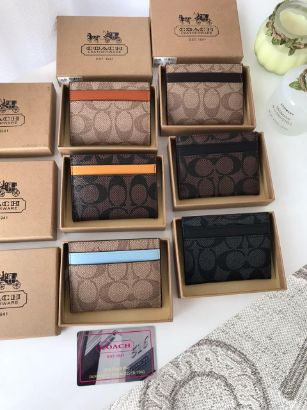 صورة محفظة بطاقات Coach